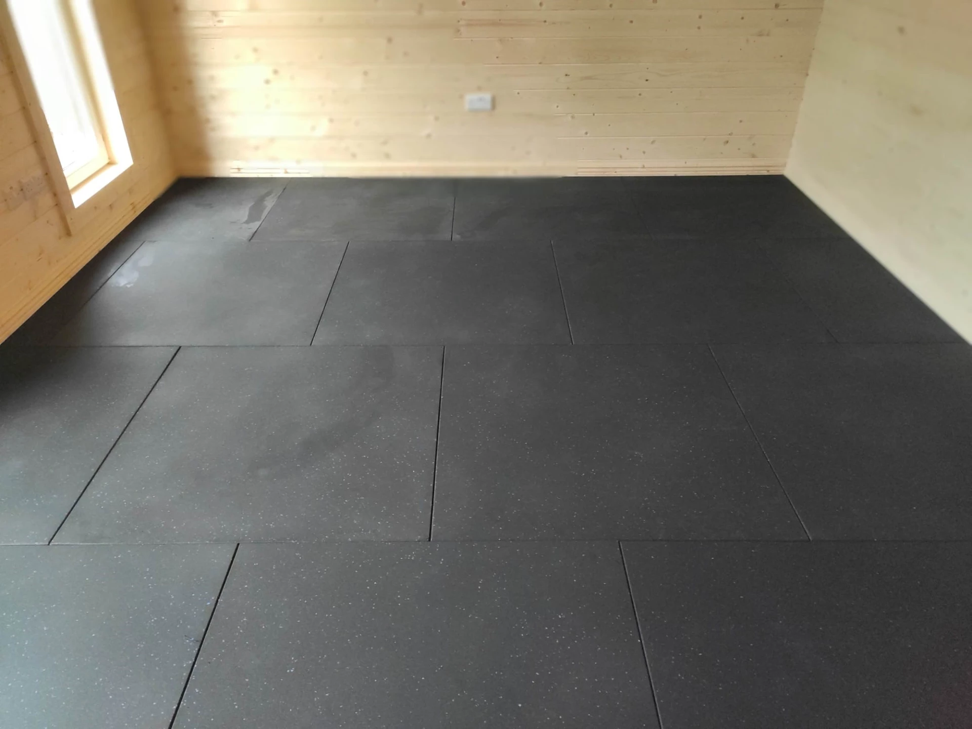 Rubber square tiles for gyms. Gym mats Ireland.